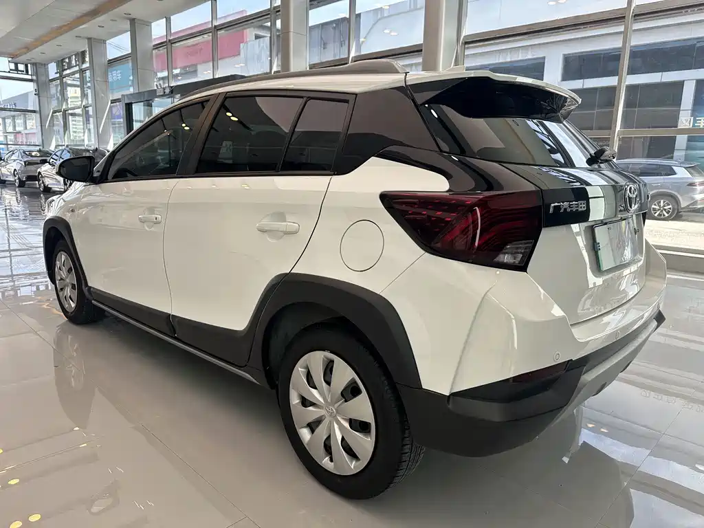 Toyota Yaris L — фото 4