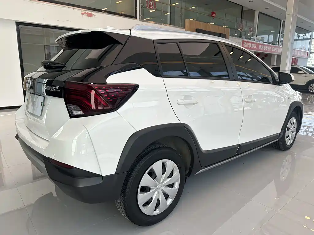 Toyota Yaris L — фото 5