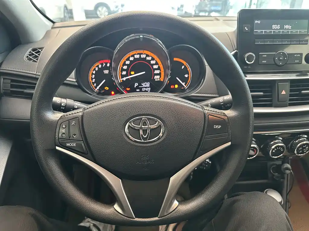 Toyota Yaris L — фото 10