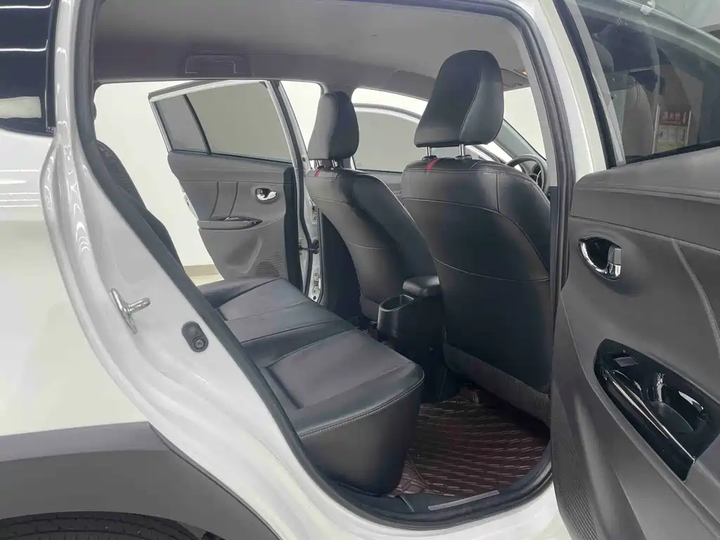 Toyota Yaris L — фото 14