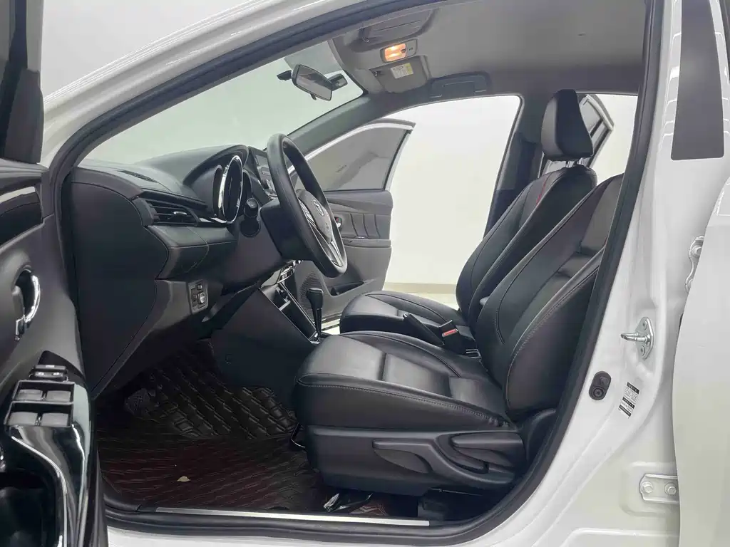 Toyota Yaris L — фото 3