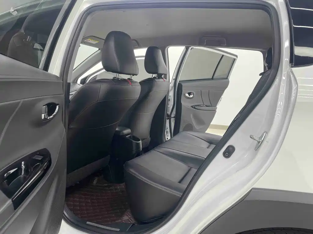 Toyota Yaris L — фото 4