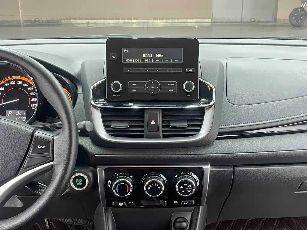Toyota Yaris L — фото 7