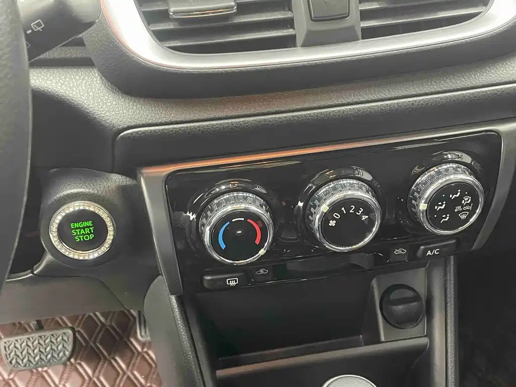 Toyota Yaris L — фото 8