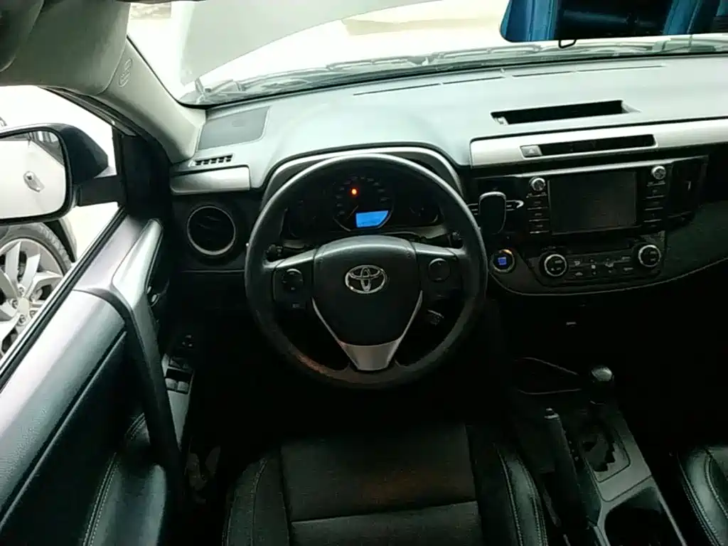 Toyota RAV4 — фото 11