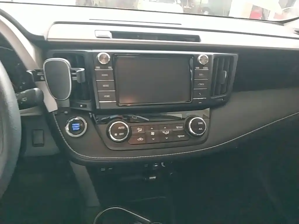 Toyota RAV4 — фото 13