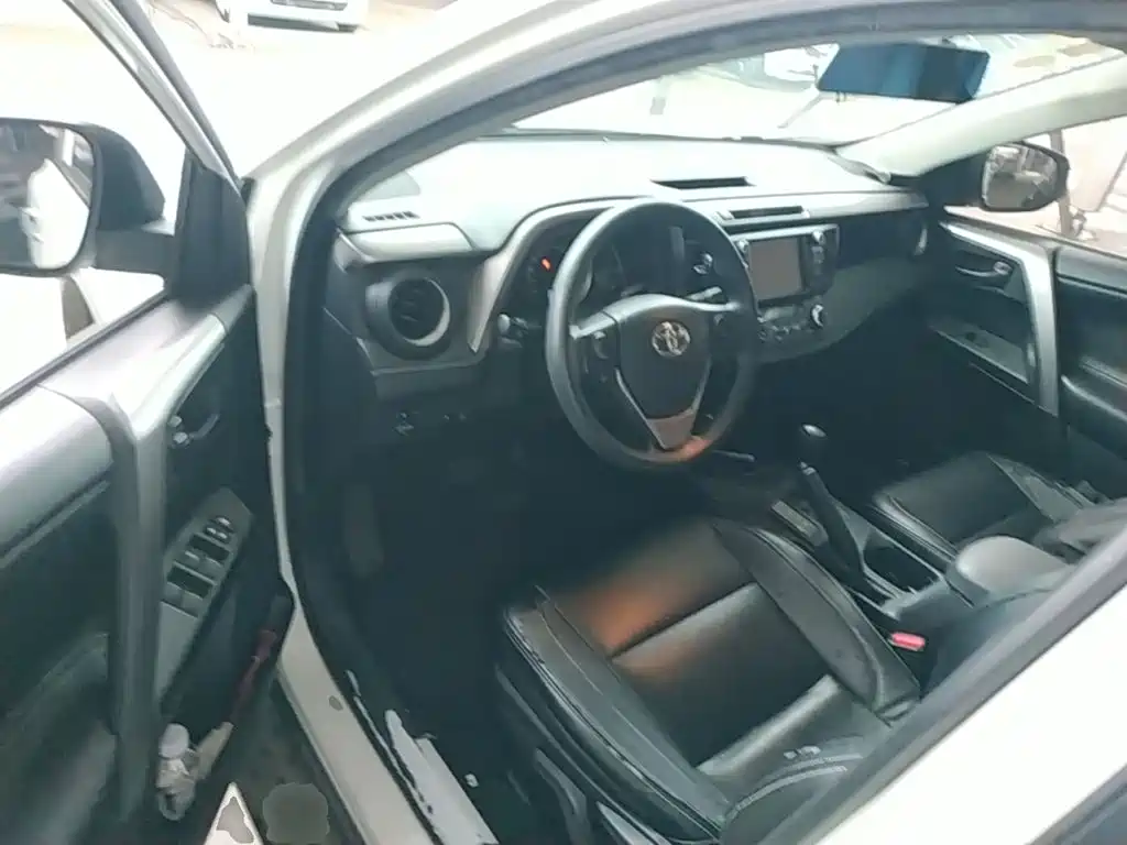 Toyota RAV4 — фото 15