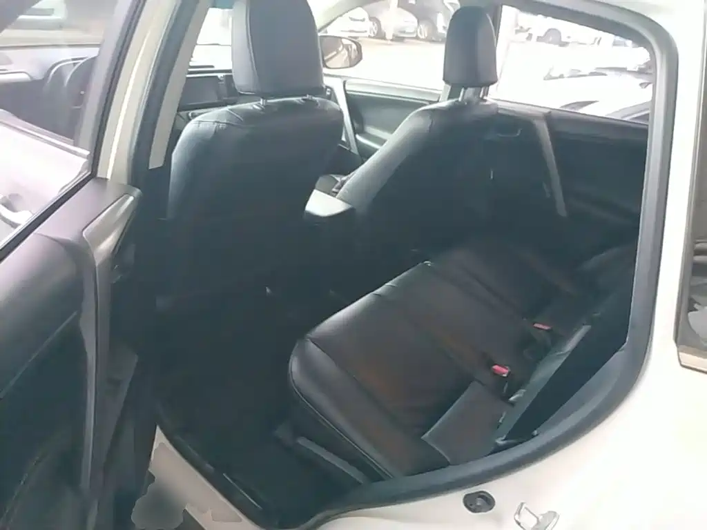 Toyota RAV4 — фото 17