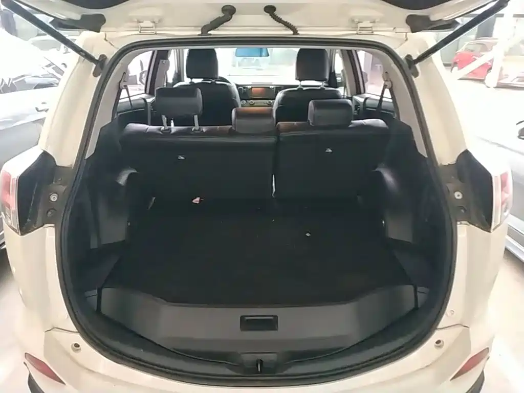 Toyota RAV4 — фото 19