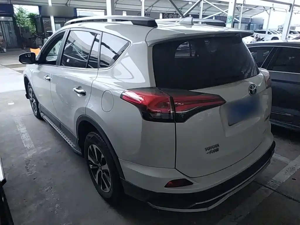 Toyota RAV4 — фото 5