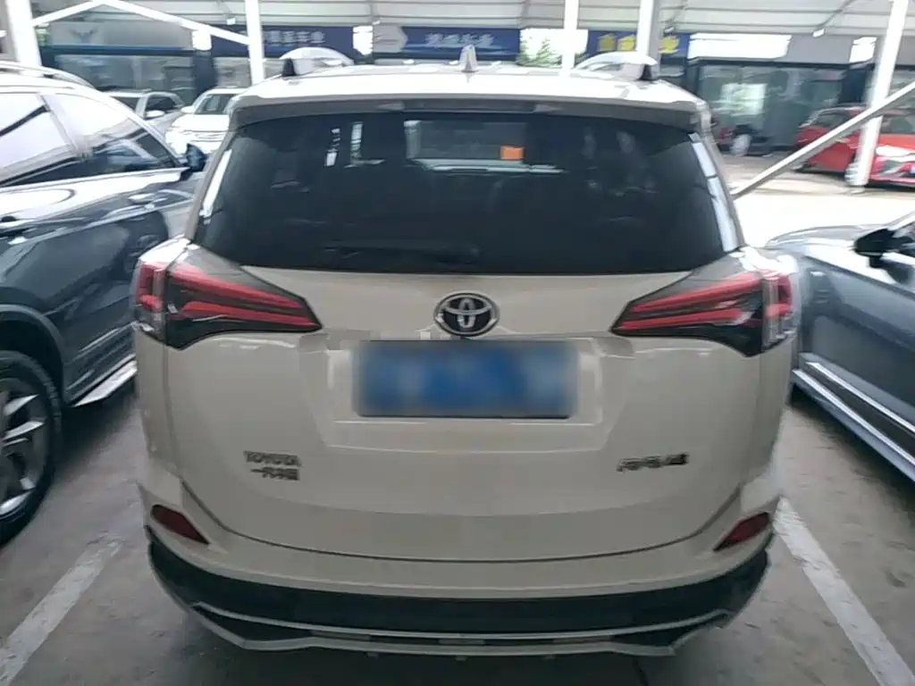 Toyota RAV4 — фото 6