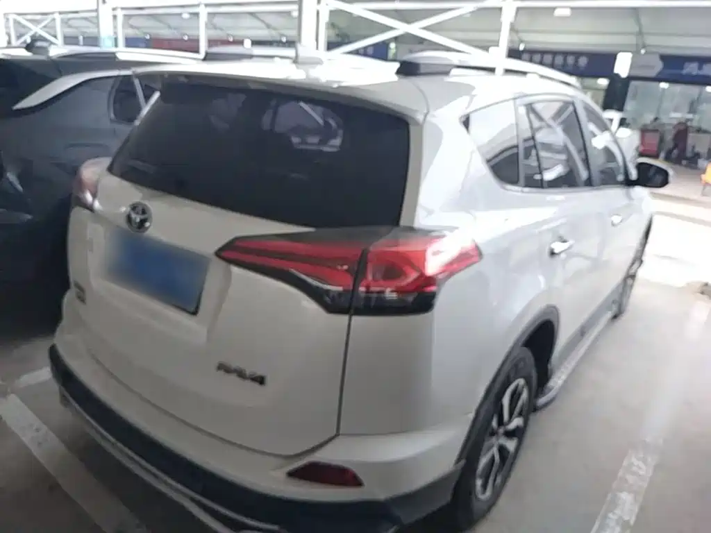 Toyota RAV4 — фото 7