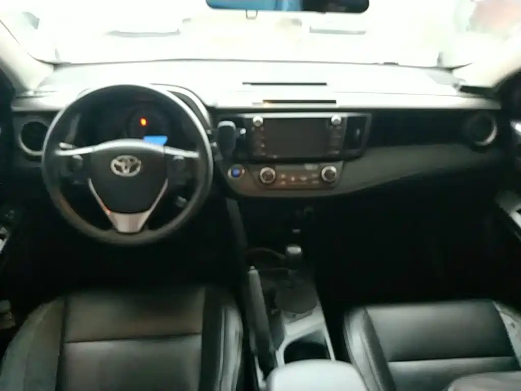 Toyota RAV4 — фото 10