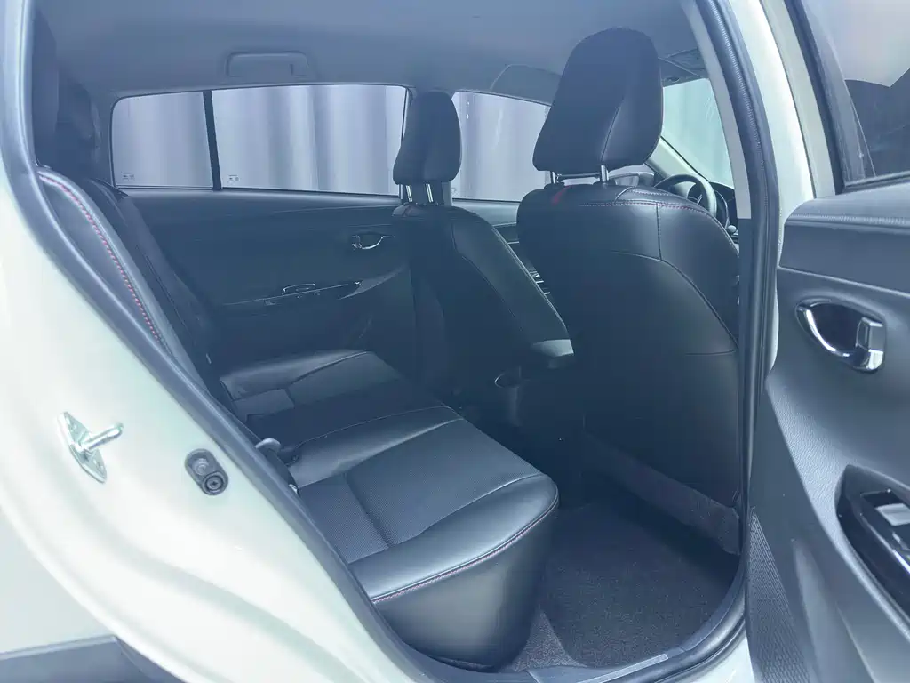 Toyota Yaris L — фото 11