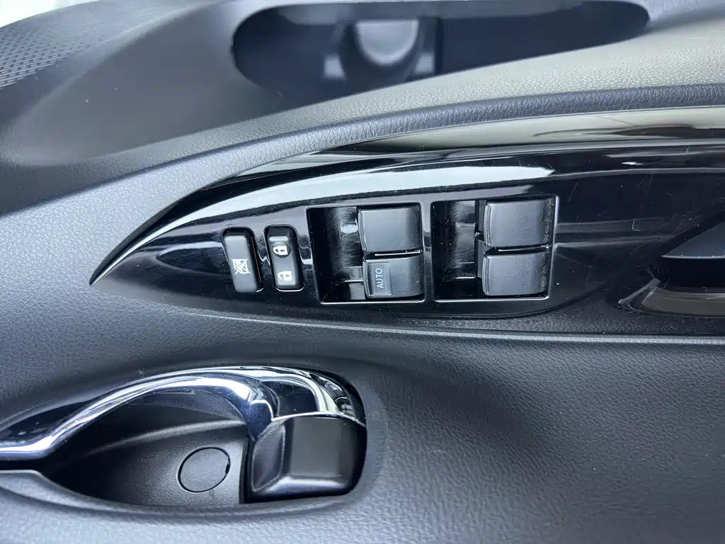 Toyota Yaris L — фото 19