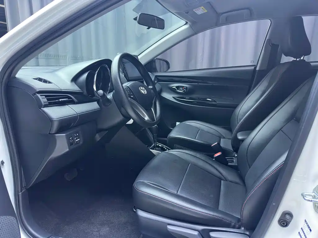 Toyota Yaris L — фото 10