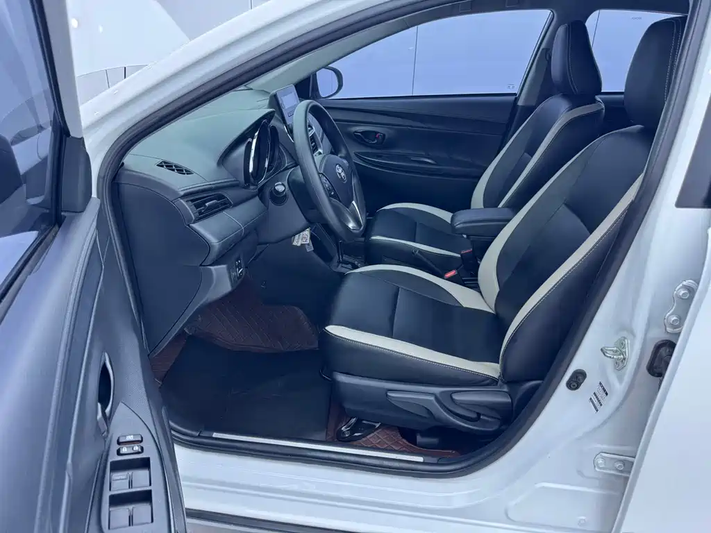 Toyota Yaris L — фото 7