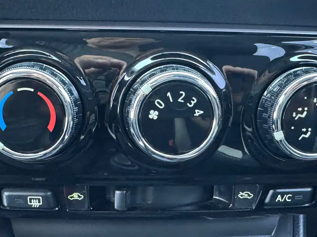 Toyota Yaris L — фото 9