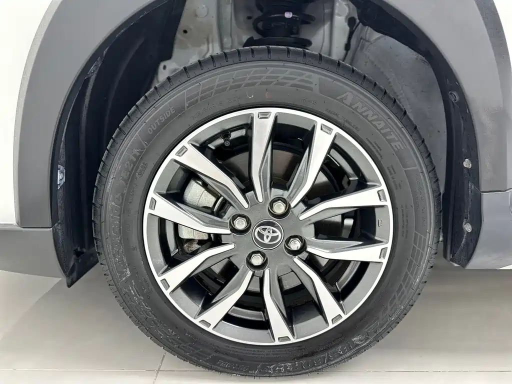 Toyota Yaris L — фото 13