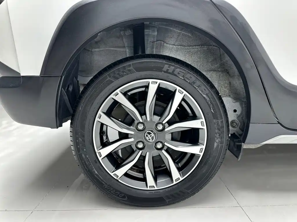 Toyota Yaris L — фото 15
