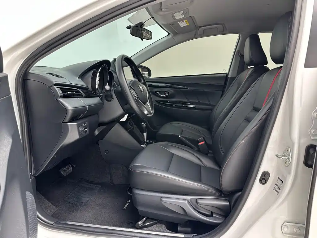 Toyota Yaris L — фото 7