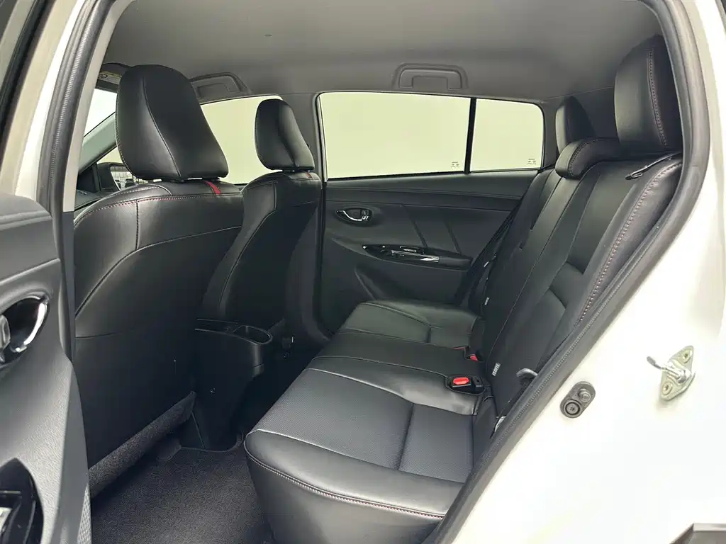 Toyota Yaris L — фото 8