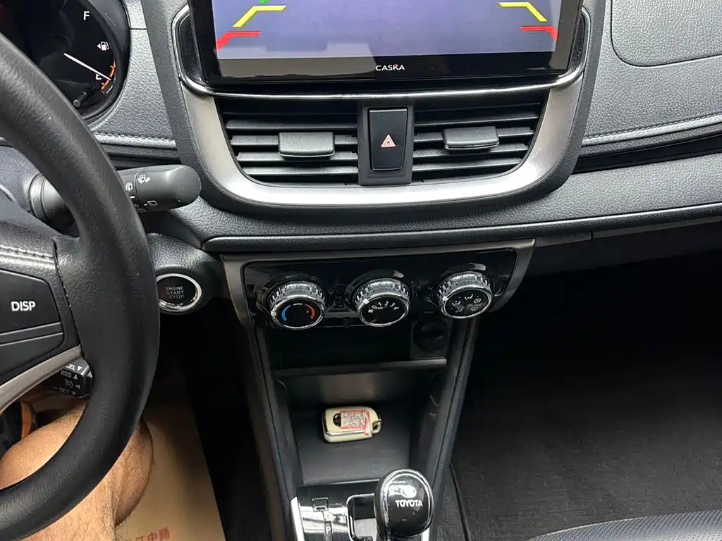 Toyota Yaris L — фото 10