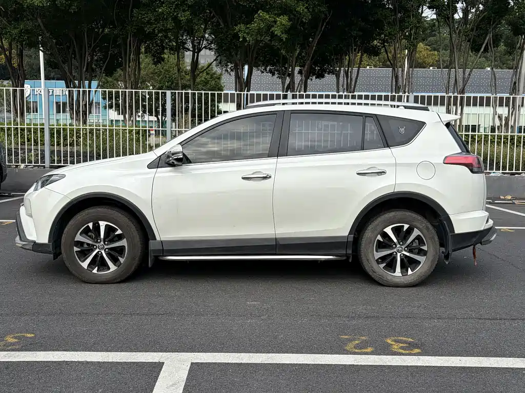 Toyota RAV4 — фото 3