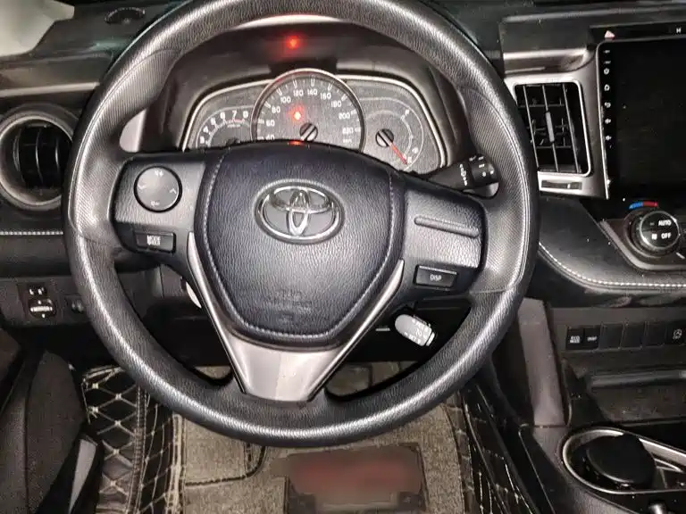 Toyota RAV4 — фото 6