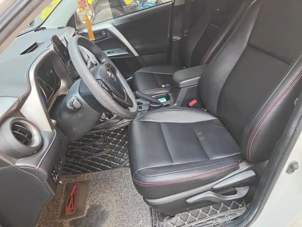 Toyota RAV4 — фото 11
