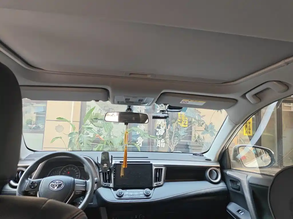 Toyota RAV4 — фото 14
