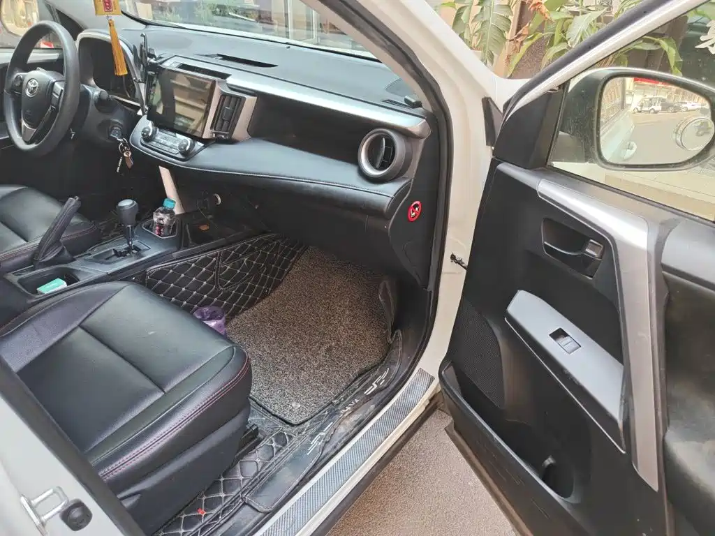 Toyota RAV4 — фото 19