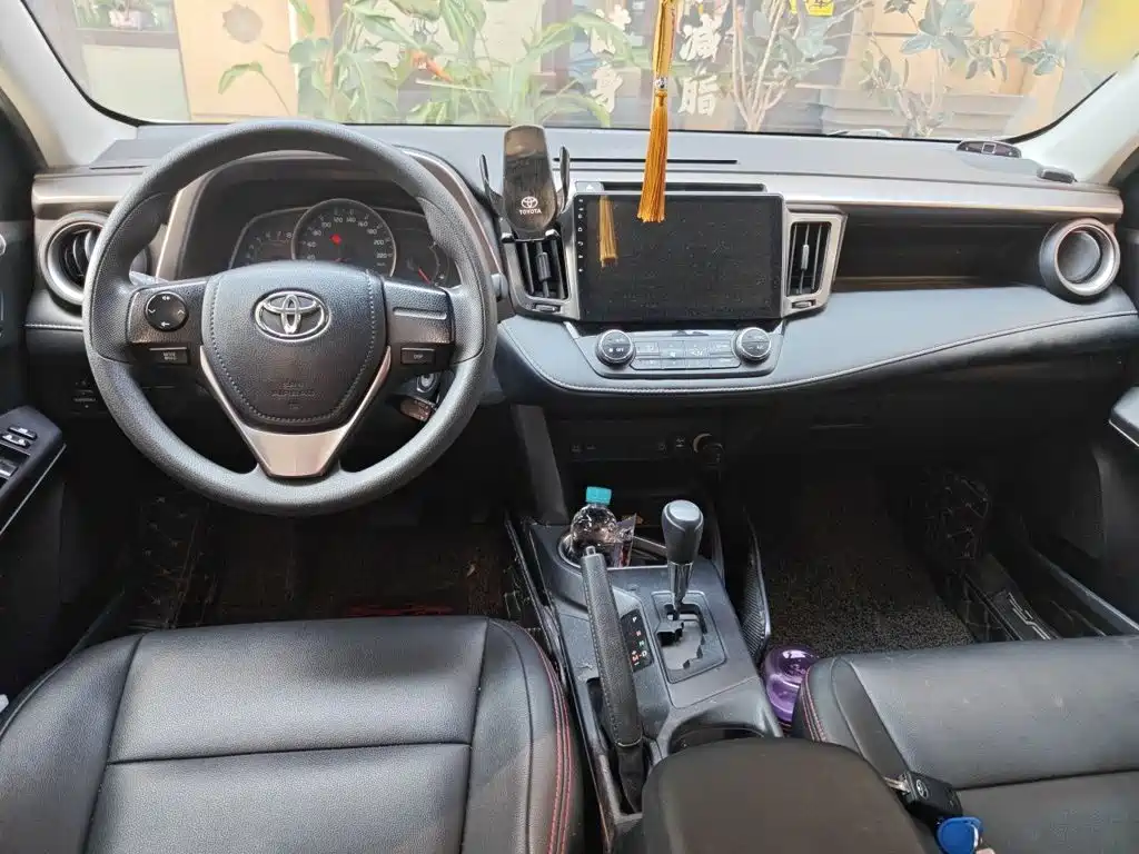 Toyota RAV4 — фото 5