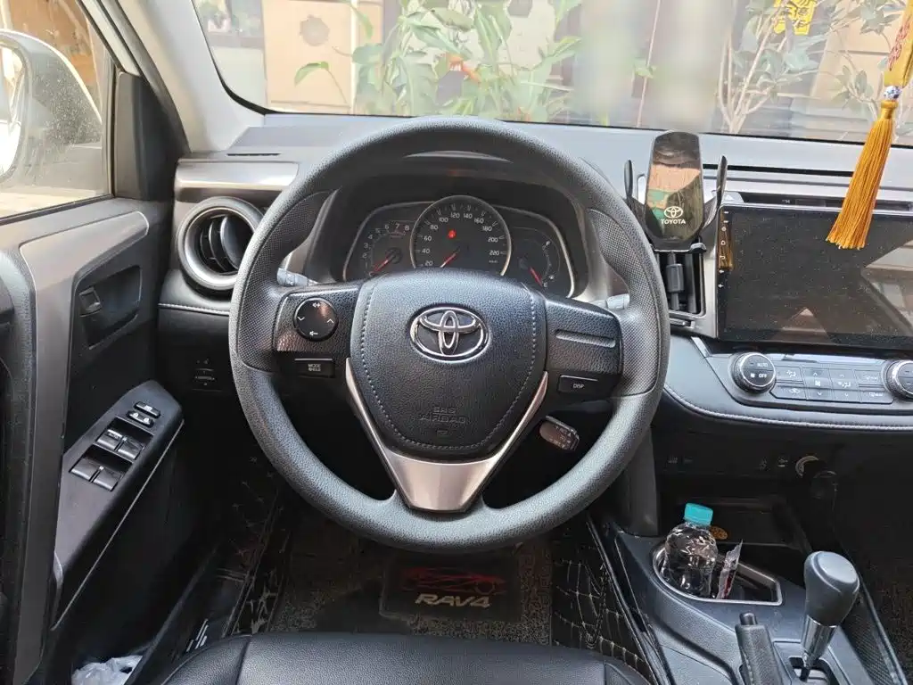Toyota RAV4 — фото 6