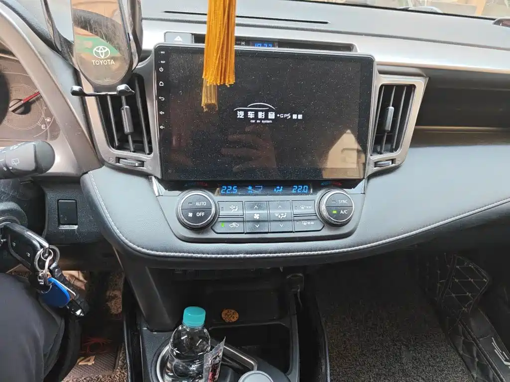 Toyota RAV4 — фото 9