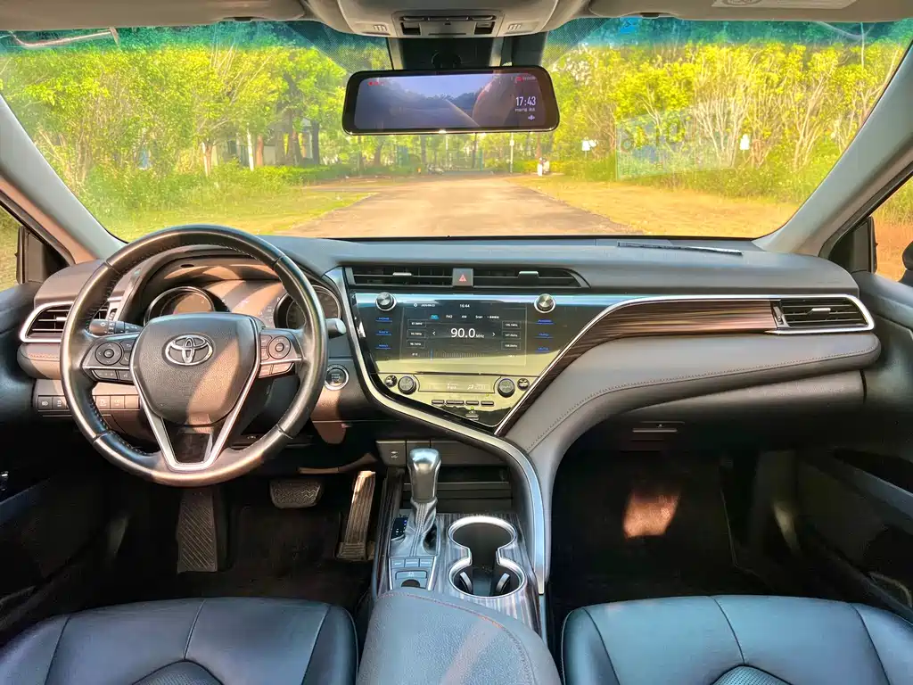 Toyota Camry — фото 4