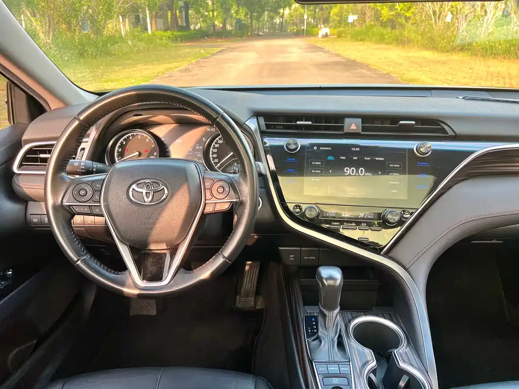 Toyota Camry — фото 8