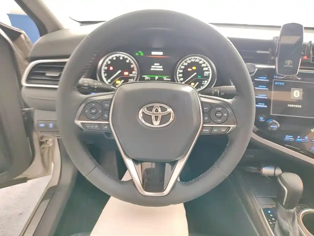 Toyota Camry — фото 11