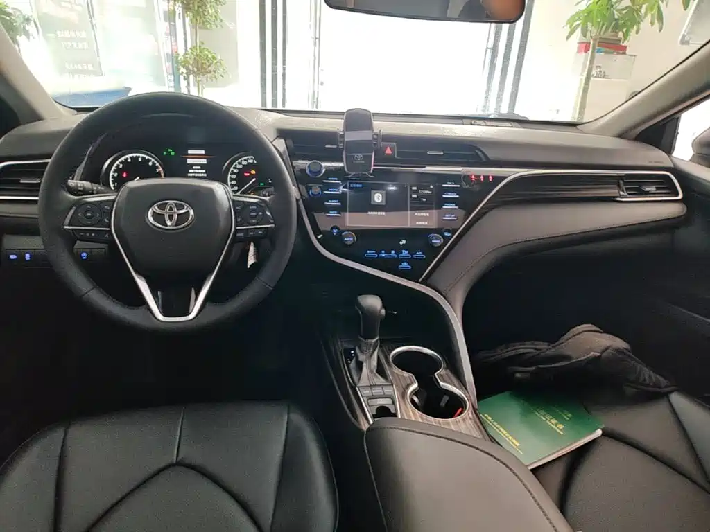 Toyota Camry — фото 10