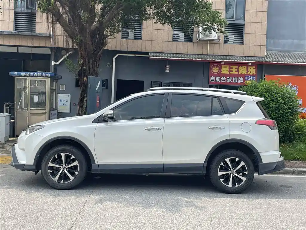 Toyota RAV4 — фото 3