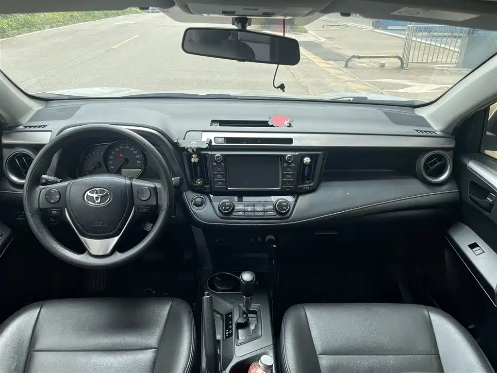 Toyota RAV4 — фото 5