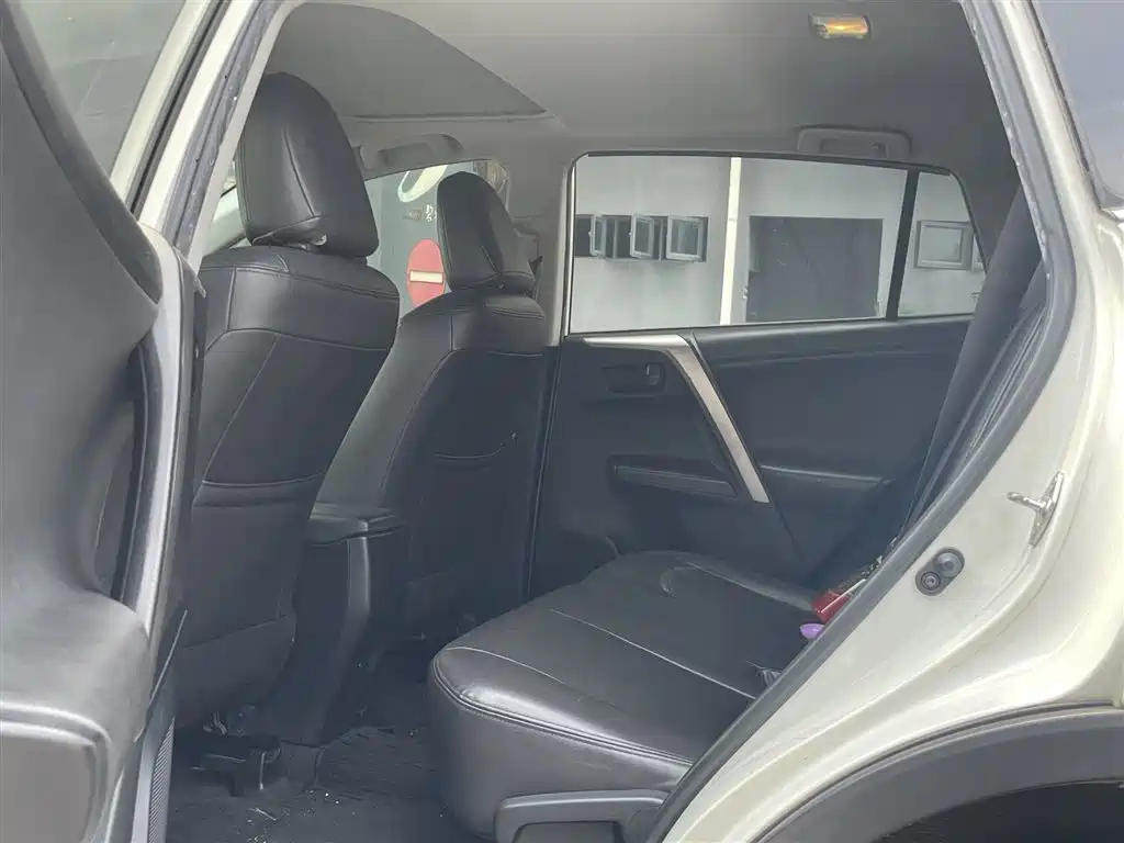 Toyota RAV4 — фото 7