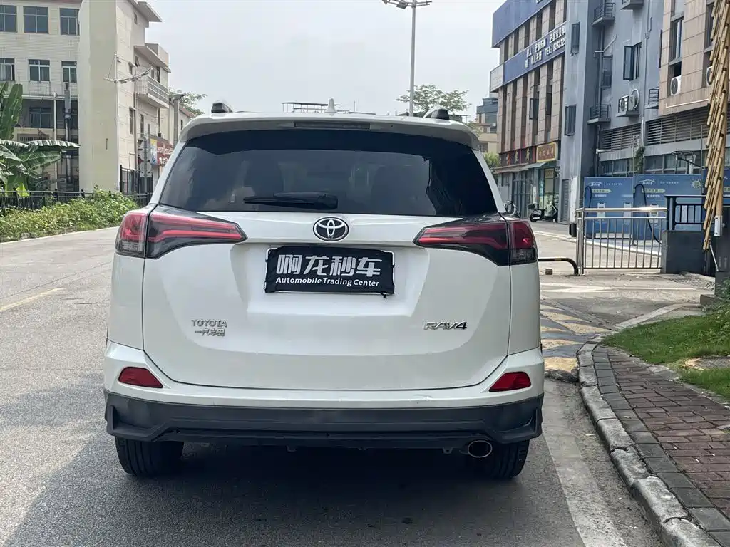 Toyota RAV4 — фото 8
