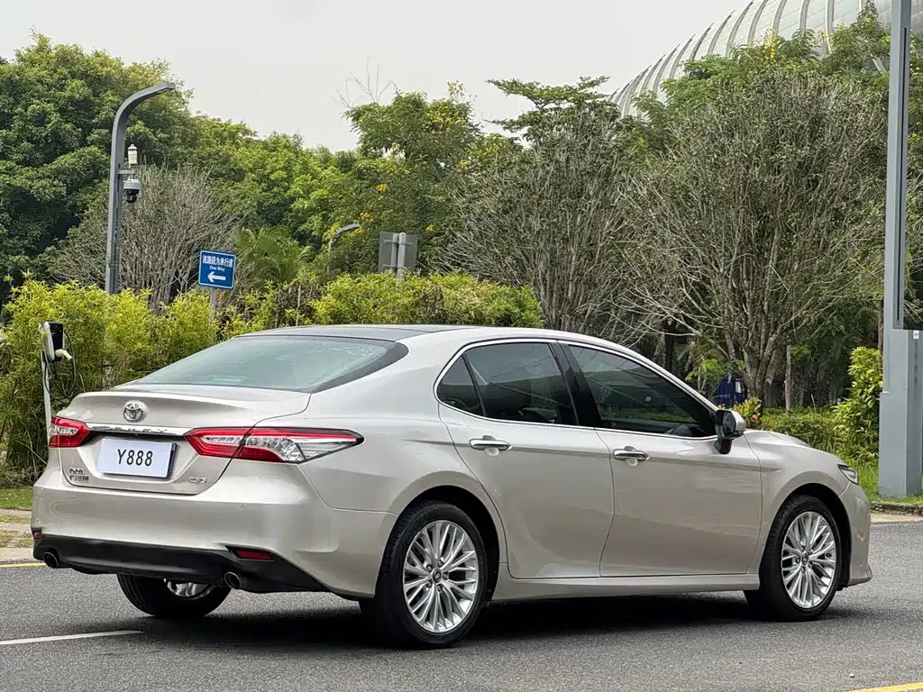 Toyota Camry — фото 5