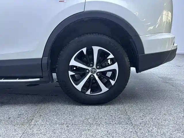 Toyota RAV4 — фото 13