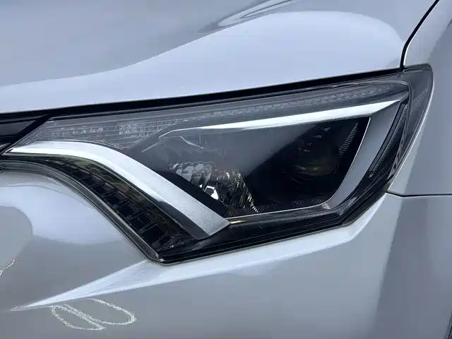 Toyota RAV4 — фото 15
