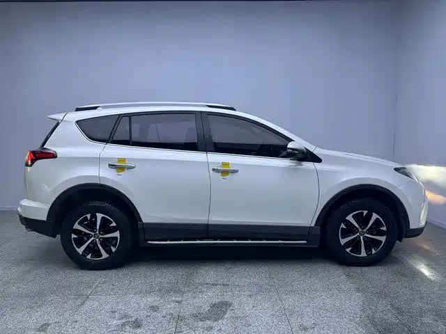 Toyota RAV4 — фото 4