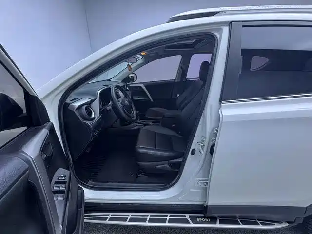 Toyota RAV4 — фото 7