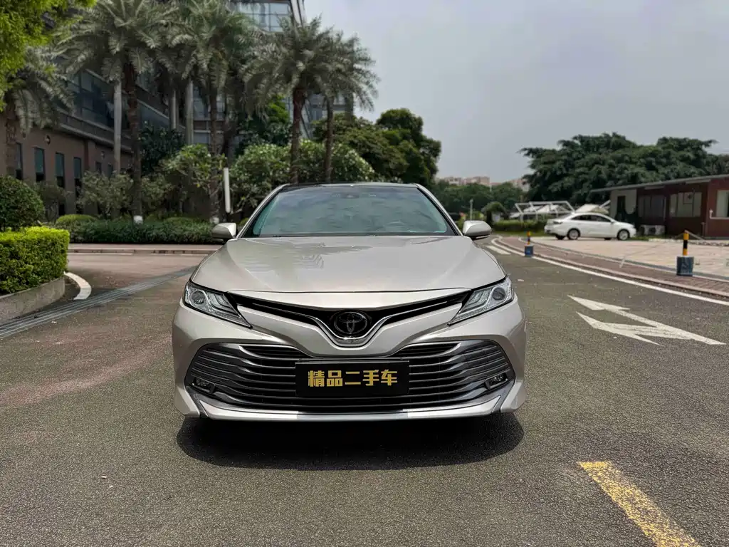 Toyota Camry — фото 2