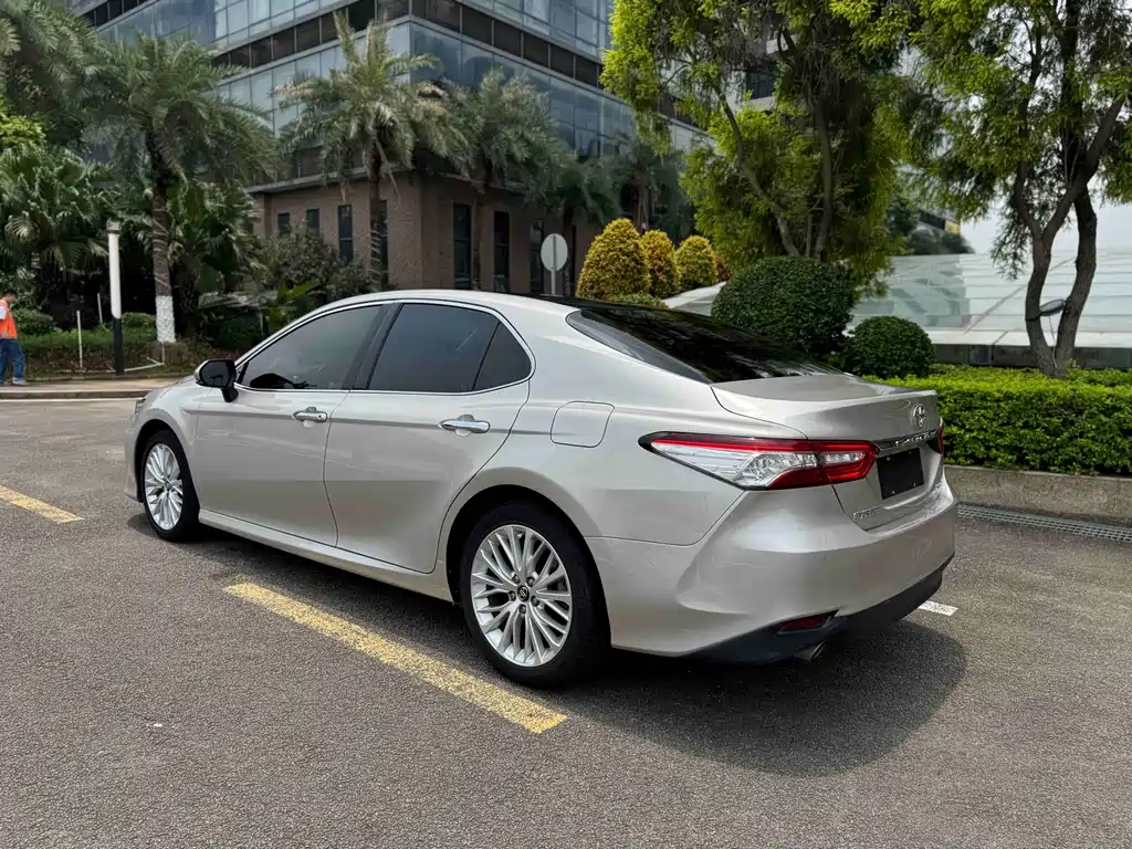 Toyota Camry — фото 13